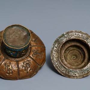 Un masque en bronze incrusté d'argent, une figure de Mahakala et un bol en jade, Tibet, 19/20ème — photo 7