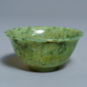 Un masque en bronze incrusté d'argent, une figure de Mahakala et un bol en jade, Tibet, 19/20ème — photo 8