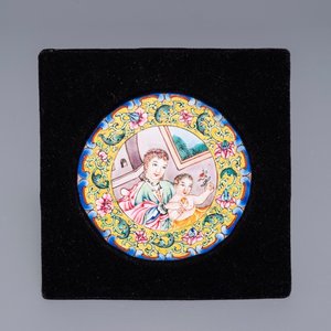 Un médaillon à décor européen en émaux de Canton, Chine, Qianlong — photo 1