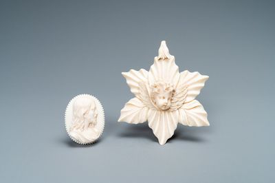Un médaillon de Christ et une tête d'angelot sur fond floral en ivoire, probablement France, fin du 18ème et vers 1900