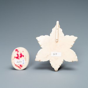 Un médaillon de Christ et une tête d'angelot sur fond floral en ivoire, probablement France, fin du 18ème et vers 1900 — photo 2