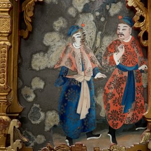 Un mirroir en bois doré et peinture sous verre, Chine, 2ème moitié du 18ème — photo 5