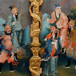 Un mirroir en bois doré et peinture sous verre, Chine, 2ème moitié du 18ème — photo 2