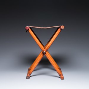 Un mirroir en bois et une chaise pliable, Chine, 19/20ème — photo 4