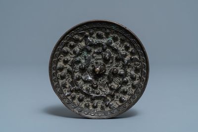 Un mirroir en bronze à décor en relief, Tang