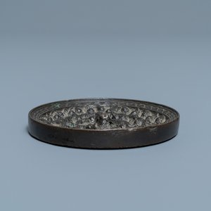 Un mirroir en bronze à décor en relief, Tang — photo 3