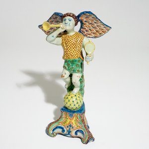 Un modèle allégorique de "La Gloire" en forme d'amour avec trompette dans le style de Delft, prob. France, 19ème — photo 1