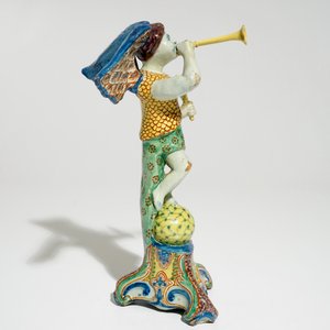 Un modèle allégorique de "La Gloire" en forme d'amour avec trompette dans le style de Delft, prob. France, 19ème — photo 5
