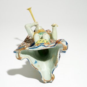 Un modèle allégorique de "La Gloire" en forme d'amour avec trompette dans le style de Delft, prob. France, 19ème — photo 7