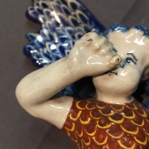 Un modèle allégorique de l'ange de la Renommée en faïence polychrome de Delft, 18ème — photo 11