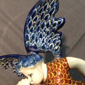 Un modèle allégorique de l'ange de la Renommée en faïence polychrome de Delft, 18ème — photo 9