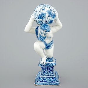 Un modèle d'Atlas en faïence de Delft bleu et blanc, vers 1710 — photo 3