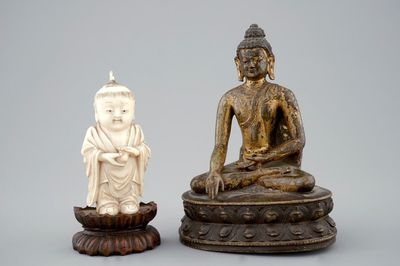 Un modèle de Bouddha assis en bronze doré et un garçon en ivoire sculpté, Chine, 19ème