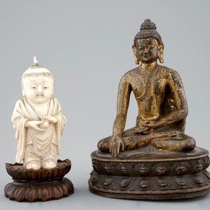 Un modèle de Bouddha assis en bronze doré et un garçon en ivoire sculpté, Chine, 19ème — photo 1