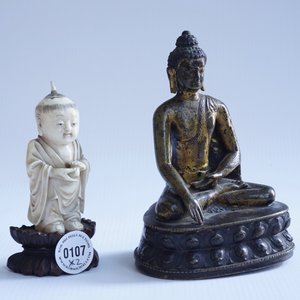 Un modèle de Bouddha assis en bronze doré et un garçon en ivoire sculpté, Chine, 19ème — photo 8