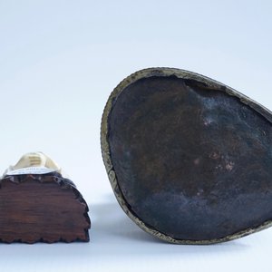 Un modèle de Bouddha assis en bronze doré et un garçon en ivoire sculpté, Chine, 19ème — photo 9