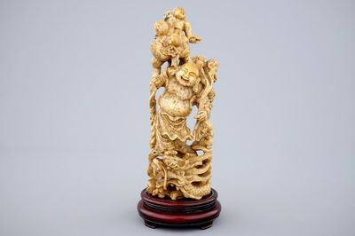 Un modèle de Bouddha avec des garçons en pierre de savon, 19/20ème
