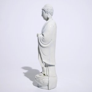 Un modèle de Bouddha debout en blanc de Chine de Dehua, marque sur le dos, Kangxi — photo 3