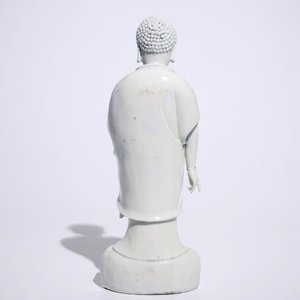Un modèle de Bouddha debout en blanc de Chine de Dehua, marque sur le dos, Kangxi — photo 4
