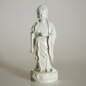 Un modèle de Bouddha debout en blanc de Chine de Dehua, marque sur le dos, Kangxi — photo 9