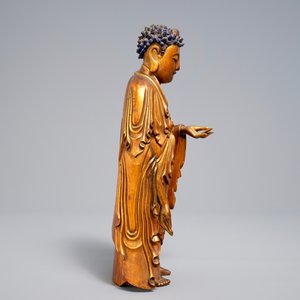 Un modèle de Bouddha debout en bois sculpté et doré, Chine, 18/19ème — photo 2