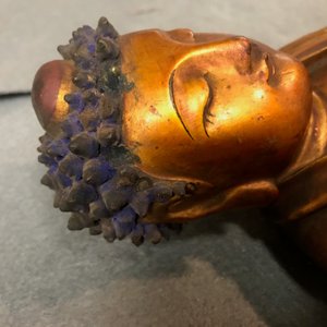 Un modèle de Bouddha debout en bois sculpté et doré, Chine, 18/19ème — photo 7