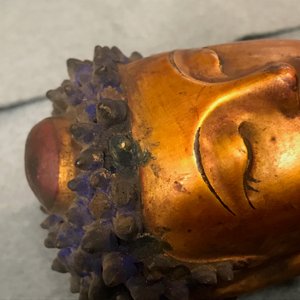 Un modèle de Bouddha debout en bois sculpté et doré, Chine, 18/19ème — photo 8
