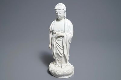 Un modèle de Bouddha debout en porcelaine blanc de Chine de Dehua, marque sur le dos, Kangxi
