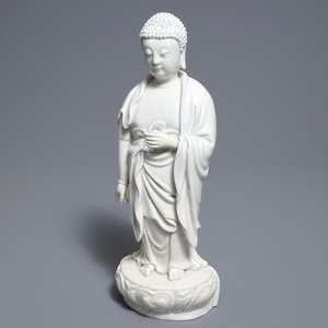 Un modèle de Bouddha debout en porcelaine blanc de Chine de Dehua, marque sur le dos, Kangxi — photo 1