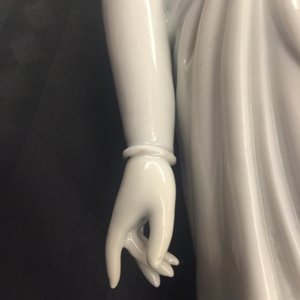 Un modèle de Bouddha debout en porcelaine blanc de Chine de Dehua, marque sur le dos, Kangxi — photo 18