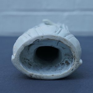 Un modèle de Bouddha debout en porcelaine blanc de Chine de Dehua, marque sur le dos, Kangxi — photo 25
