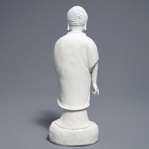 Un modèle de Bouddha debout en porcelaine blanc de Chine de Dehua, marque sur le dos, Kangxi — photo 4