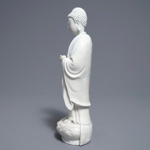 Un modèle de Bouddha debout en porcelaine blanc de Chine de Dehua, marque sur le dos, Kangxi — photo 5