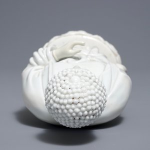 Un modèle de Bouddha debout en porcelaine blanc de Chine de Dehua, marque sur le dos, Kangxi — photo 6