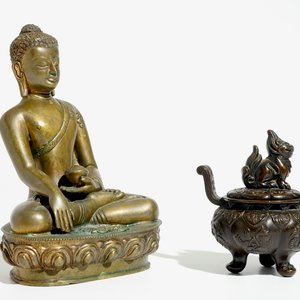 Un modèle de Bouddha en bronze doré et un petit brûle-parfum, Chine, 19ème — photo 1