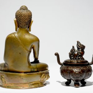 Un modèle de Bouddha en bronze doré et un petit brûle-parfum, Chine, 19ème — photo 4