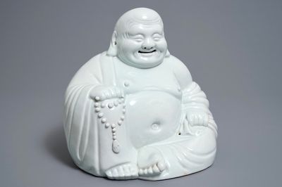 Un modèle de Bouddha en porcelaine blanc de Chine, marque en creux, 19/20ème