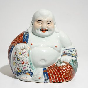 Un modèle de Bouddha en porcelaine de Chine famille rose, 19/20ème — photo 1