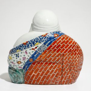 Un modèle de Bouddha en porcelaine de Chine famille rose, 19/20ème — photo 3