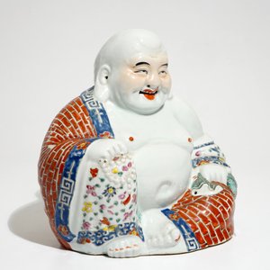 Un modèle de Bouddha en porcelaine de Chine famille rose, 19/20ème — photo 7