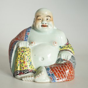 Un modèle de Bouddha en porcelaine de Chine famille rose, marque Wan Tong Shun Zao, République, 20ème — photo 9