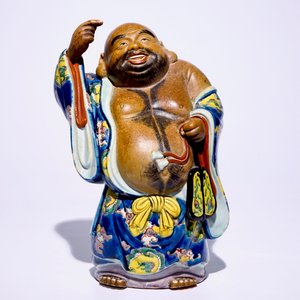 Un modèle de Bouddha Hotei en porcelaine Kutani, Meiji, 19ème — photo 2