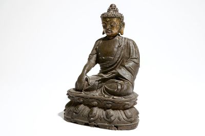 Un modèle de Bouddha Shakyamuni en bronze, Chine, Ming