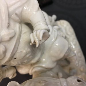 Un modèle de Guandi, Dieu de la guerre, en porcelaine blanc de Chine de Dehua, Dynastie Ming, Chongzhen (1627–1644) — photo 12