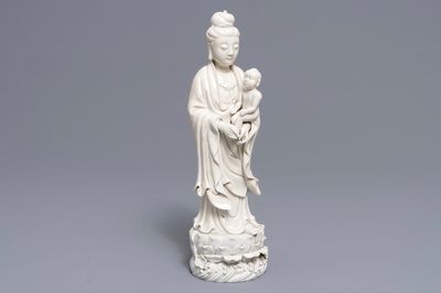 Un modèle de Guanyin à l'enfant en porcelaine blanc de Chine, 19ème