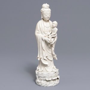 Un modèle de Guanyin à l'enfant en porcelaine blanc de Chine, 19ème — photo 1