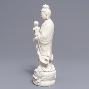 Un modèle de Guanyin à l'enfant en porcelaine blanc de Chine, 19ème — photo 5