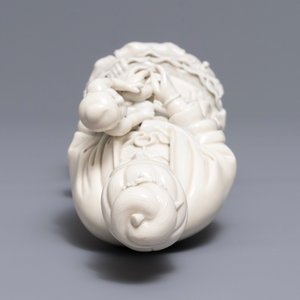 Un modèle de Guanyin à l'enfant en porcelaine blanc de Chine, 19ème — photo 7