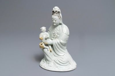 Un modèle de Guanyin à l'enfant en porcelaine blanc de Chine, Qianlong