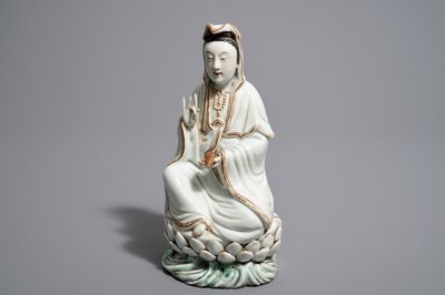 Un modèle de Guanyin assis sur un trône de lotus en porcelaine de Chine, République, 20ème